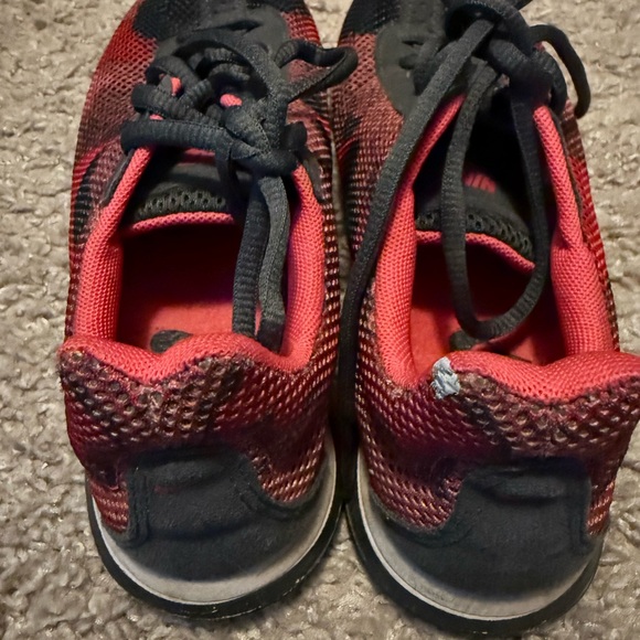 Nike women’s little runner print noble camo grey and red - Picture 9 of 11